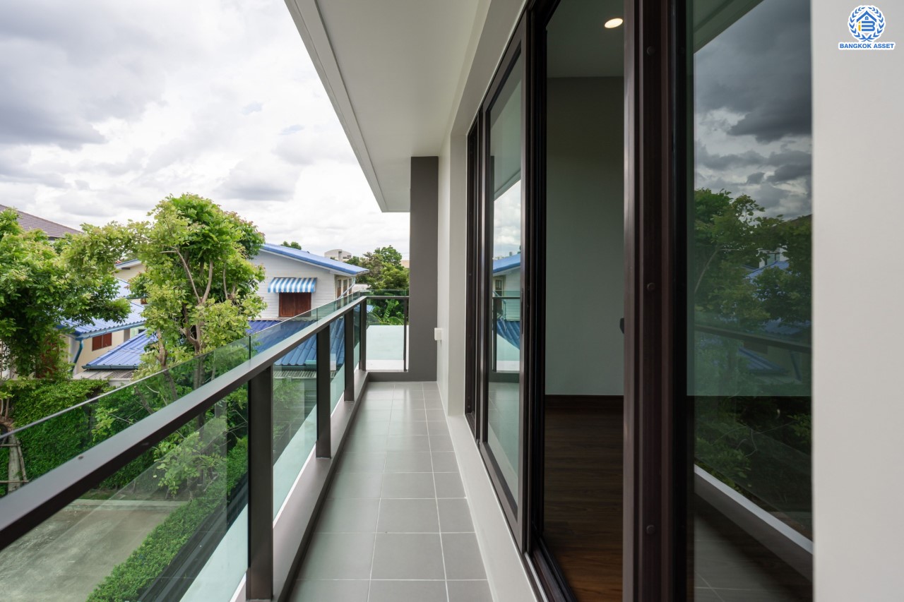 บ้านมือสองตกแต่งใหม่ ม.เดอะซิตี้ ราชพฤกษ์-ปิ่นเกล้า หลังมุม เนื้อที่ 71.8 ตร.ว. ดีไซน์ตอบทุกไลฟ์สไตล์ ฟังก์ชัน 3 ห้องนอน 5 ห้องน้ำ 1 ห้องอเนกประสงค์ 1 ห้องแม่บ้าน จอดรถได้ 2 คัน บนทำเลติดถนนใหญ่ เชื่อมต่อทุกเส้นทาง ใกล้รถไฟฟ้าสายสีม่วง "สถานีบางรักใหญ่" และจุดขึ้นทางด่วน "ศรีรัช"